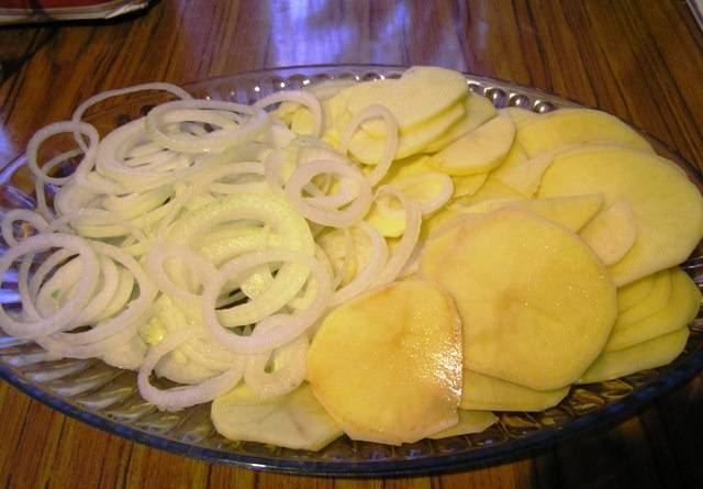 7. Нарезаем отдельно кольцами лук и картофель. Толщина картофеля должна быть 2-3 мм.