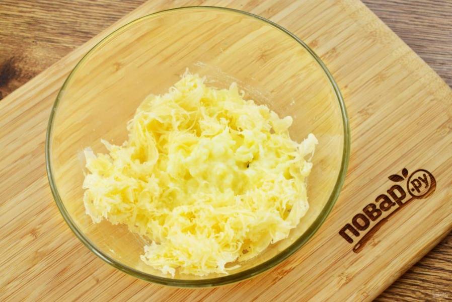 Картофельное пюре соедините с тертым сыром, поперчите по вкусу, перемешайте.