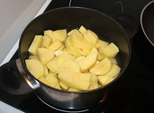 Теперь, чистим картошку нарезаем, чтобы она быстрее сварилась, бросаем в кастрюлю, подсаливаем, заливаем водой и ставим на огонь. Через 20 минут картошка будет готова.