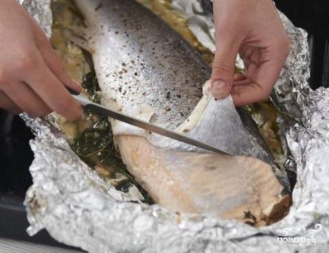 5. Если вы хотите подавать к столу чистое филе, то осторожно удалите с рыбы шкурку. 
