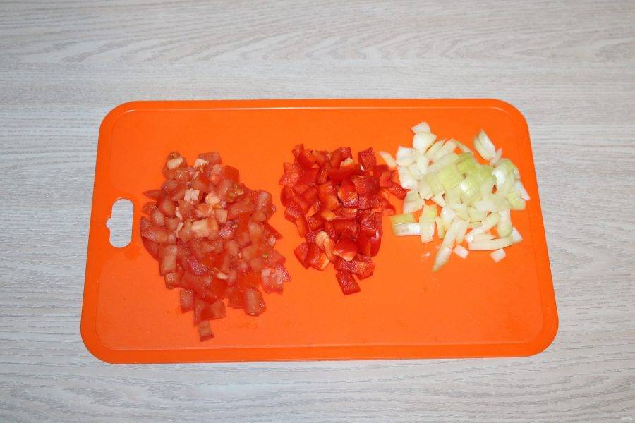 Перец, помидор и лук нарежьте кубиком.