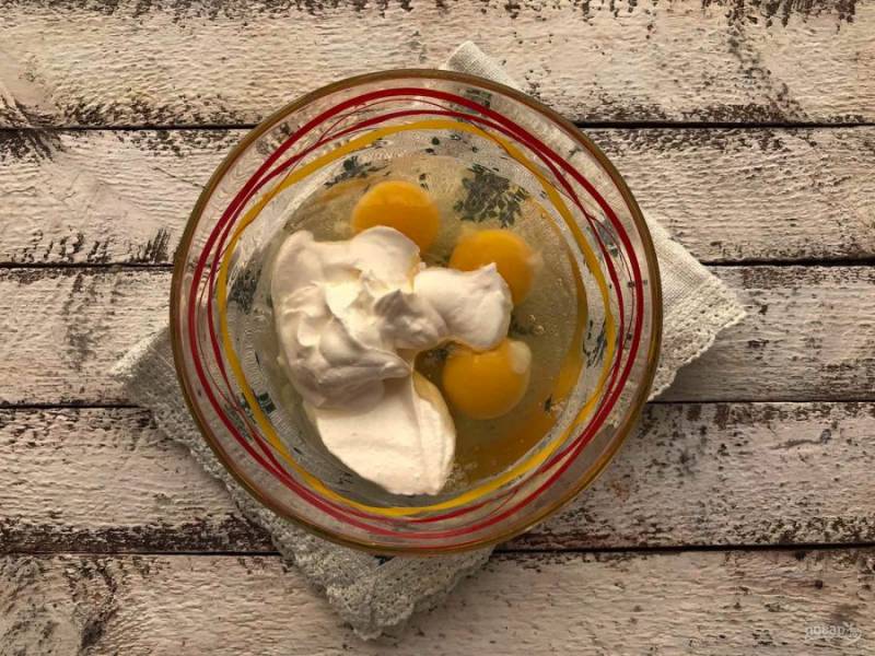Яйца вбейте в тарелку, добавьте сметану, майонез и хорошо взбейте. 