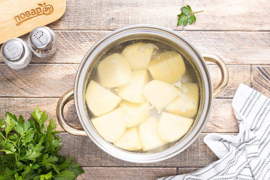 Отварите картофель до готовности в кипящей воде.