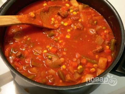 Огонь сделайте небольшим, оставьте суп томиться на 2,5-3 часа.