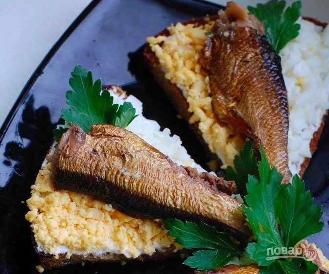 Гренки из черного хлеба с яйцом