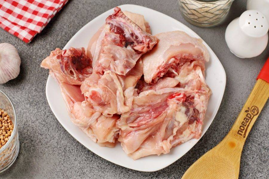 Курицу промойте, обсушите и нарежьте порционными кусками.