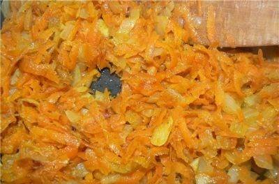 2. Лук и морковь обжарим до золотистости на растительном масле.