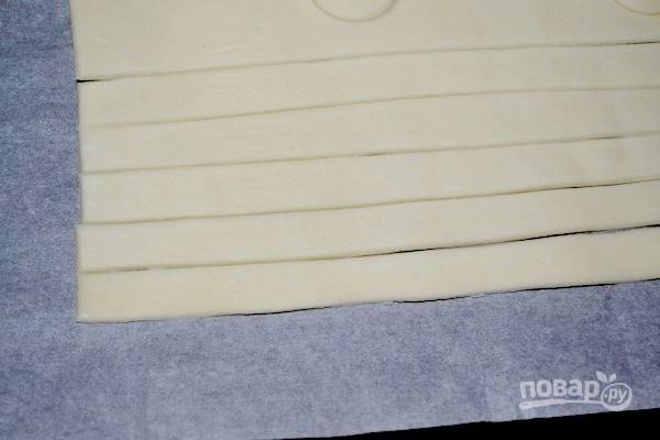 1.	Слоеное тесто нарежьте на полоски толщиной в 1 см или используйте небольшие формочки для печенья разной формы.