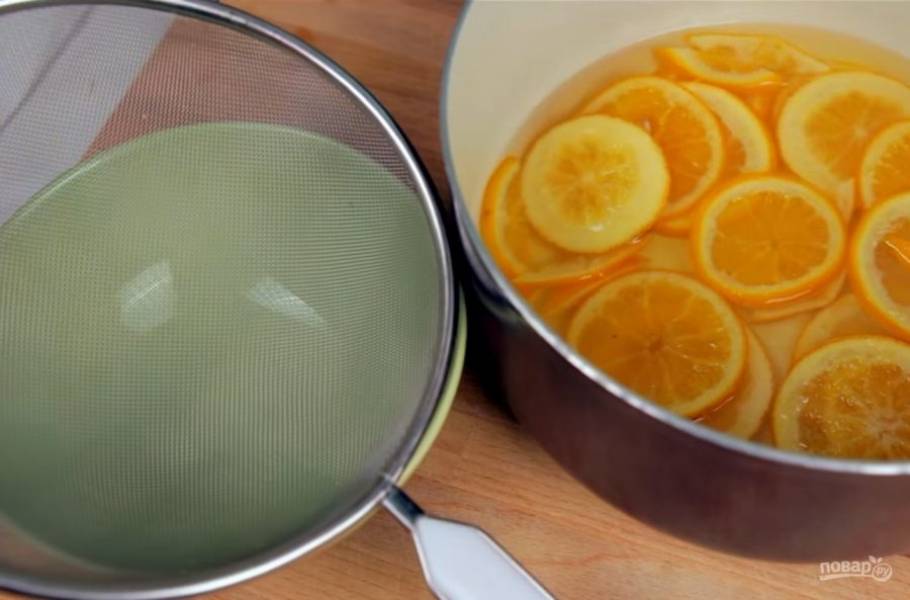 2. Затем приготовьте сироп: для этого доведите до кипения смесь сахара с водой. опустите в сироп апельсины и снова доведите до кипения. По желанию добавьте палочку корицы. 