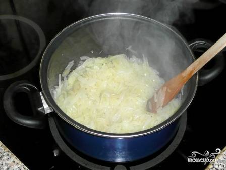 Разогреваем сотейник или сковороду с растительным маслом и обжариваем минут 5 репчатый лук.
