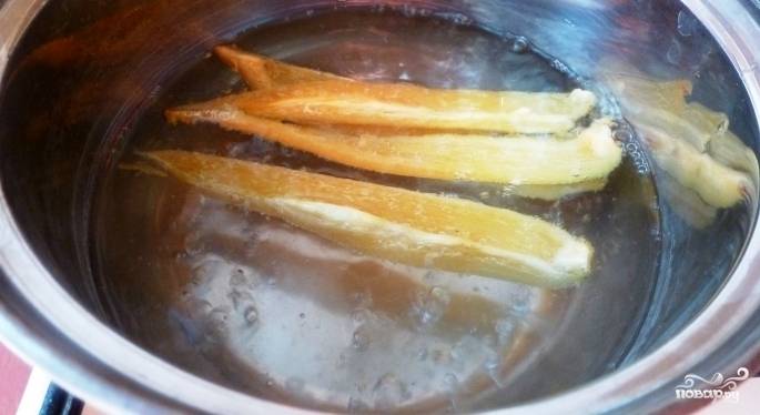 Болгарский перец помойте и разрежьте на 4 части. Бланшируйте его в кипящей воде в течение 20 секунд.