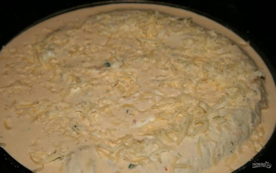 8.	Получившейся массой заливаю лаваш в сковороде, посыпаю тертым сыром. 