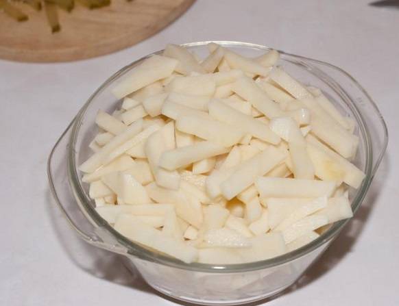 Картофель нарезаем соломкой и обжариваем на отдельной сковородке.