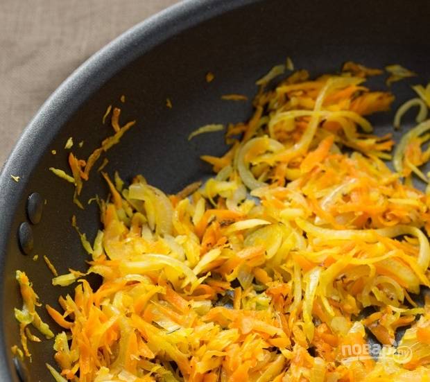 4.	Разогрейте сковороду с растительным маслом, выложите лук, обжаривайте пару минут и добавьте морковь, корень петрушки, готовьте еще 5 минут, переложите содержимое в тарелку.