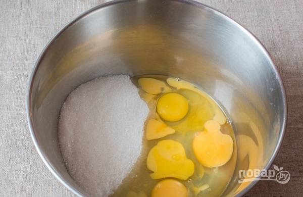 1. В глубокую мисочку вбейте яйца и всыпьте сахар. Добавьте щепотку соли. 
