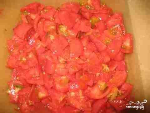 Нарезаем очищенные помидоры небольшими кусочками.