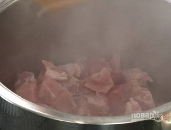 Свинину нарезаем на кубики и обжариваем на растительном масле. Можно обжаривать на сковороде, а можно в той же кастрюле, в которой и будем тушить мясо с капустой.