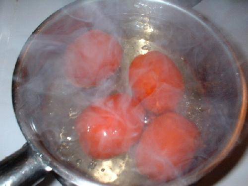 Отвариваем томаты в кипящей воде в течении 15 сек. Снимаем кожуру. 