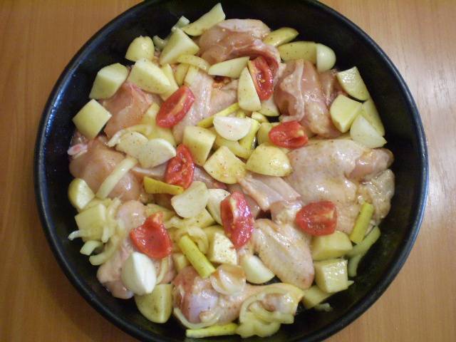 Курица с замороженными овощами и картофелем под сметанным соусом в духовке