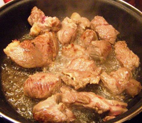 3.	В глубокую сковороду выливаем растительное масло, разогреваем. В сковороду добавляем мясо и обжариваем до золотистой корочки.