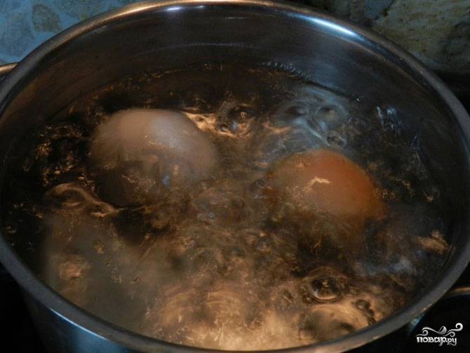 Отварить яйца вкрутую. Залить холодной водой. 