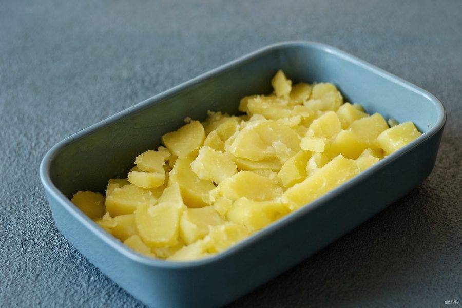 Нарежьте картошку ломтиками, выложите в форму для запекания. 