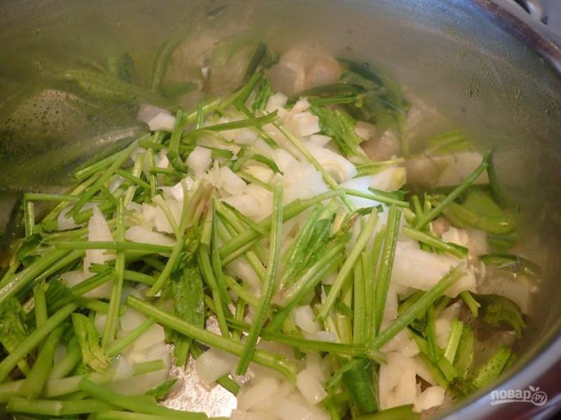 2. Возьмите кастрюлю с толстым дном, налейте в нее масло и немного разогрейте. Затем отправьте туда нашинкованный репчатый лук и стебли шпината. Измельчите чеснок и тоже отправьте к овощам.