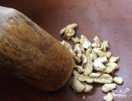 Чистим грецкие орехи и перетираем в пасту. Можно кофемолкой, можно вот так, по старинке:)