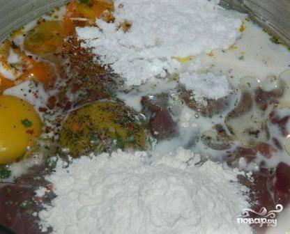 В чашу блендера выкладываем печень, обжаренные лук с морковью, яйца, муку и крахмал. Добавляем соль и перец, майонез и молоко.