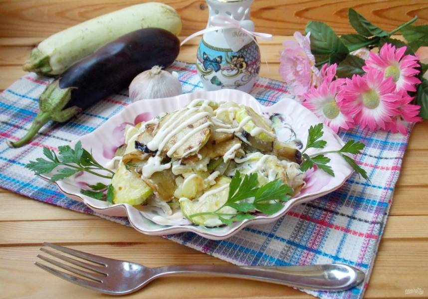 Торт из баклажанов с помидорами и сыром. Салат из баклажанов и перца. Рецепт салата кабачки и баклажаны. Рецепт салата кабачки и баклажаны. Салат из жареных баклажанов.