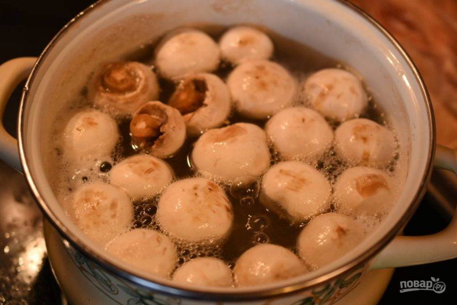 Вскипятите большое количество воды. Добавьте в неё мясо. Варите его в течение 1 часа. Потом добавьте к нему грибы, лавровый лист и перец. Варите ингредиенты вместе 15 минут.