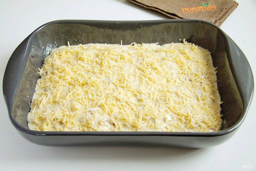 Остальное тесто распределите сверху и посыпьте его оставшимся сыром. Выпекайте пирог при 180 градусах около 40 минут.