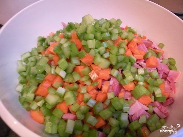 3. Теперь время овощей: очистите и измельчите морковь, лук и сельдерей. Можно добавить еще помидорчик, например, или сладкий перец. 