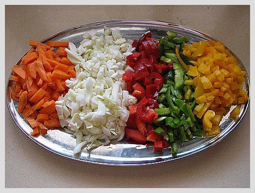 Порежьте овощи мелко.