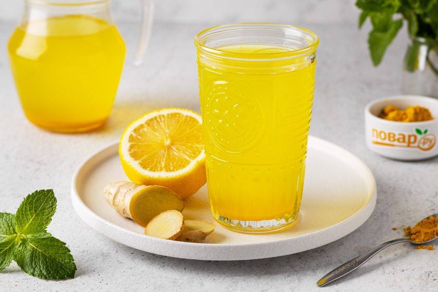 Лимонный напиток с куркумой и имбирем готов!