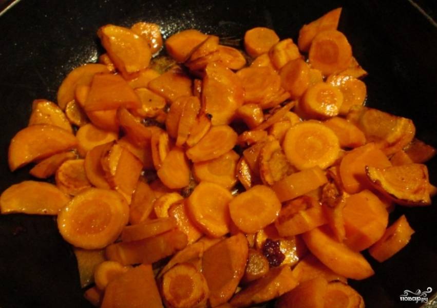 Затем морковь режем колечками и обжариваем на растительном масле до румяной корочки.