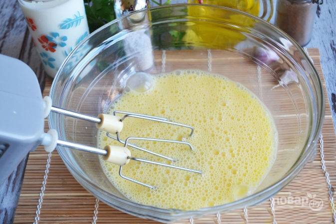 Разбейте все яйца в глубокую миску, добавьте сахар и тщательно взбейте.