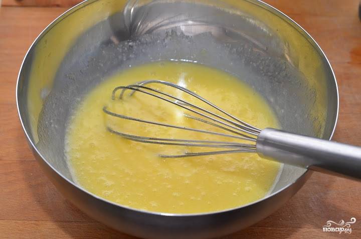 В отдельной ёмкости взбейте сахар с маслом и яйцами до однородной массы.