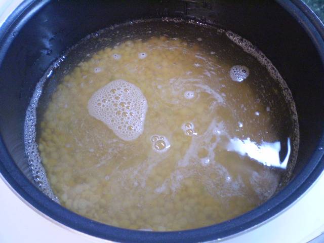 4. Я заранее замочила горох для супа (за три часа), поэтому кладу в соленую воду горох и включаю мультиварку. Можно варить и в кастрюле.