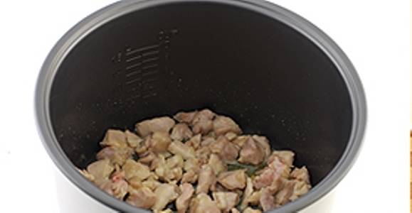 Выберите режим "Выпечка". В мультиварку налейте растительное масло и выложите порезанное мясо. Обжаривайте курицу 15-20 минут с открытой крышкой.
