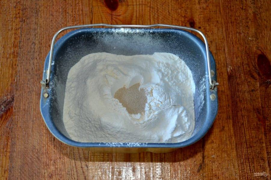 Тесто можно замесить в хлебопечке. Для этого соль, сахар, растительное масло и воду отправьте на дно ведерка. После всыпьте просеянную муку и дрожжи. 