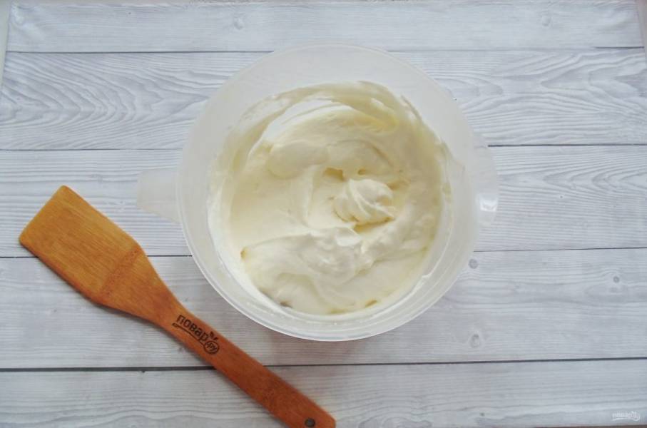 Необыкновенно вкусный крем "Пломбир" готов. Отложите немного крема для украшения торта.