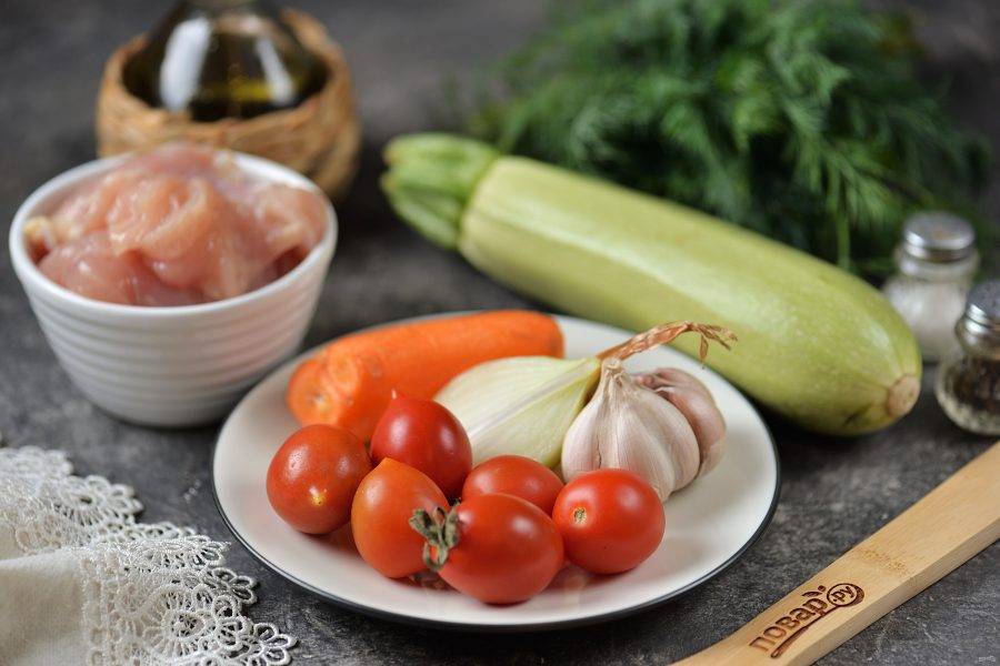 Подготовьте все необходимые ингредиенты. Овощи и филе помойте и обсушите. Лук, чеснок и морковь почистите.