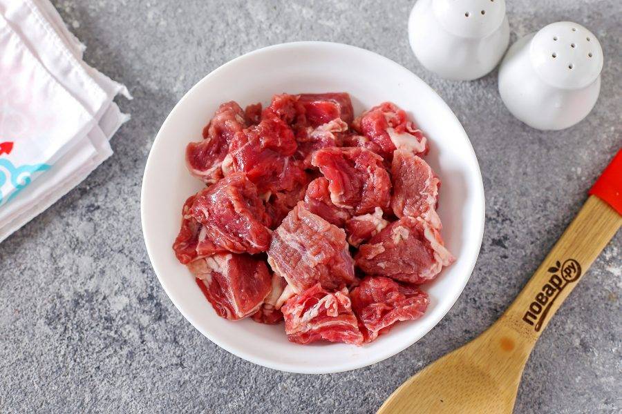 Мясо промойте и обсушите, нарежьте небольшими кусочками. Желательно отдать предпочтение говядине или баранине с жирком.