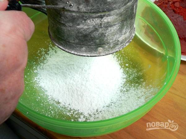 18.	Для крема просейте сахарную пудру в миску и отложите в сторону.