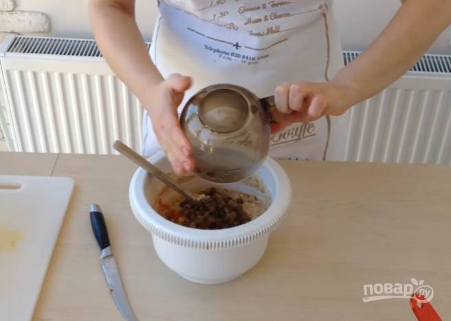 6.	Сухофрукты заранее запарьте в теплой воде, а затем измельчите вместе с орехами и добавьте в тесто.