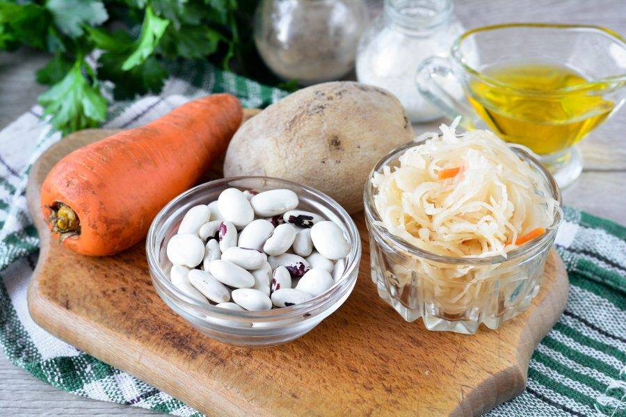 Подготовьте ингредиенты для приготовления салата с квашеной капустой и фасолью.