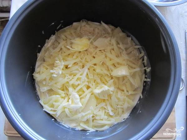 9.	Яичной смесью заливаем картофель, кладем оставшееся масло и сыр.