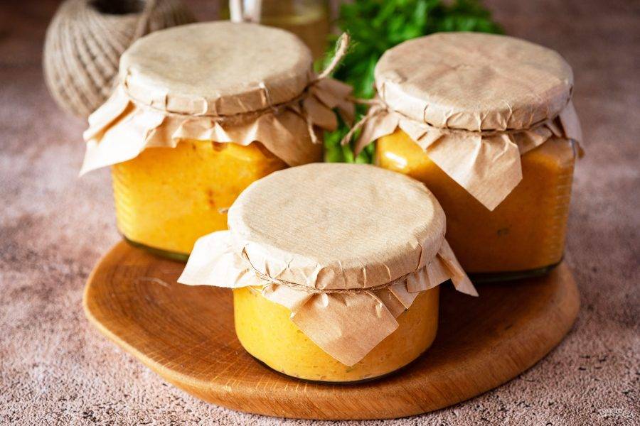 Утром готовую заготовку кабачковой икры можно отправлять на хранение в кладовую.