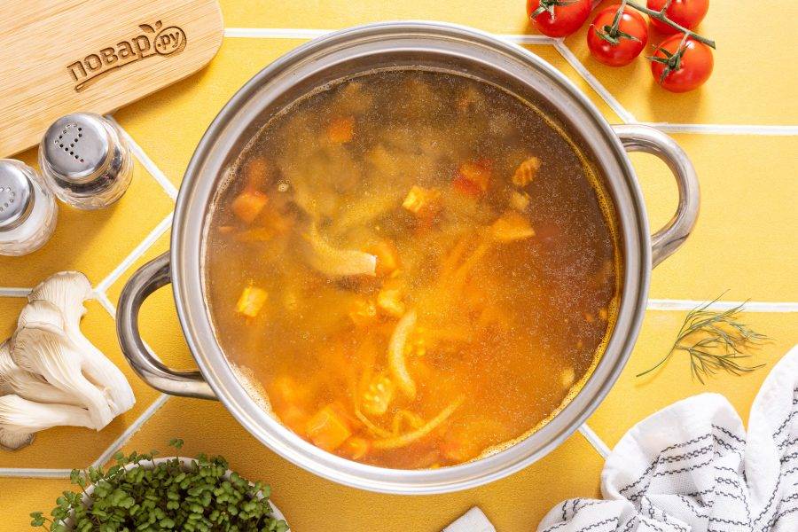 Добавьте в кастрюлю овощную зажарку и вешенки.